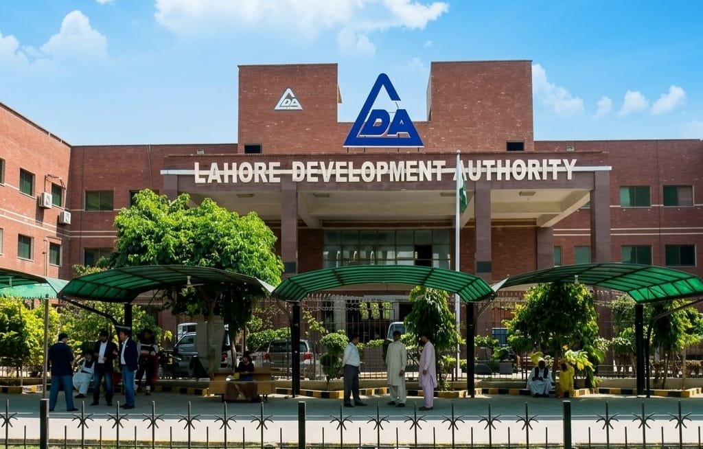 DG LDA Tahir Farooq Chairs Planning and Design Committee Meeting, Approves Multiple Cases