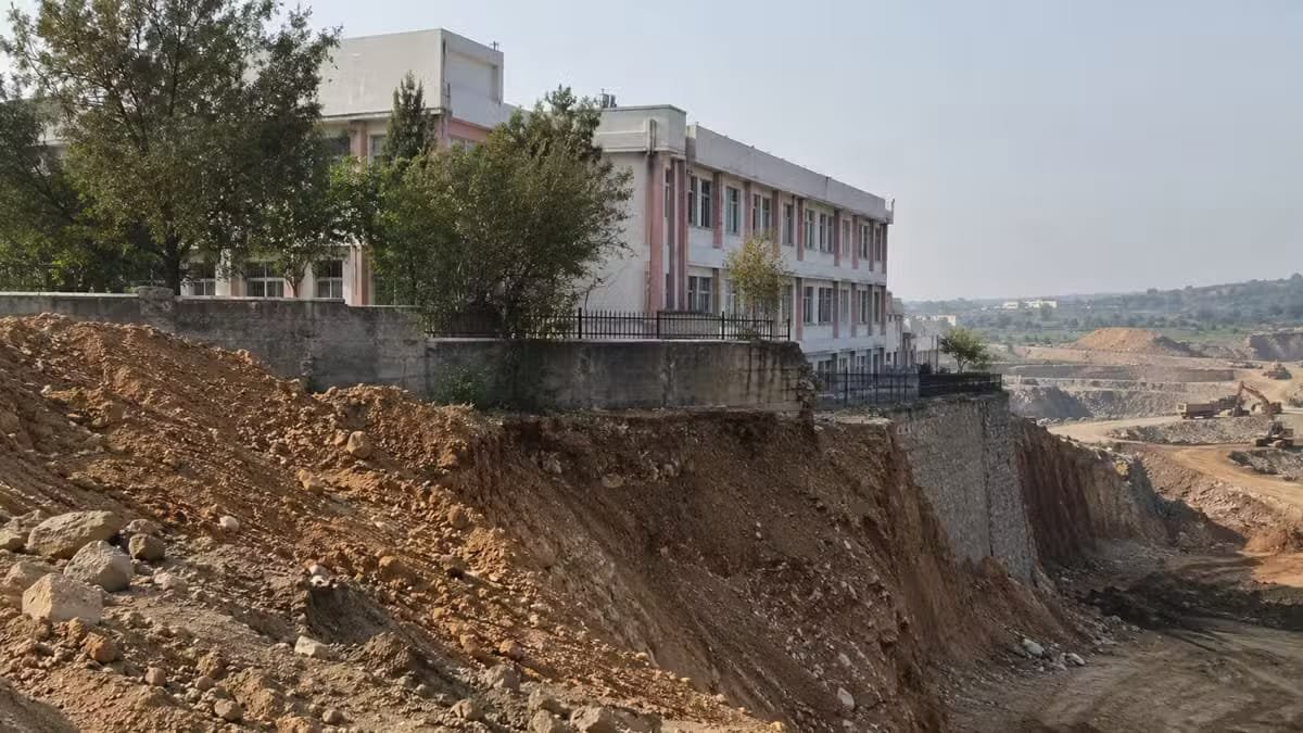Excavation Near Islamabad Girls’ School Raises Safety Concerns