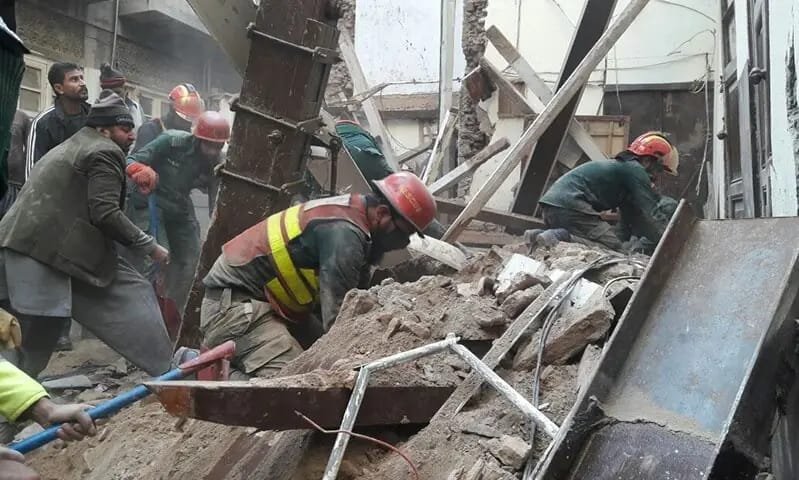 لاہور کا افسوسناک سانحہ اور ایک تلخ سوال: کیا ہمارے تعمیراتی قوانین صرف کاغذوں تک محدود ہیں؟